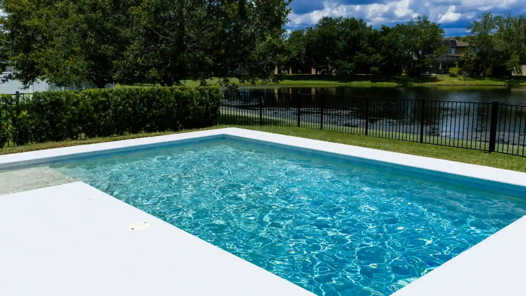 Aerotermia para piscina climatizada: cuánto consume, qué bomba de calor elegir y si compensa frente a otras opciones