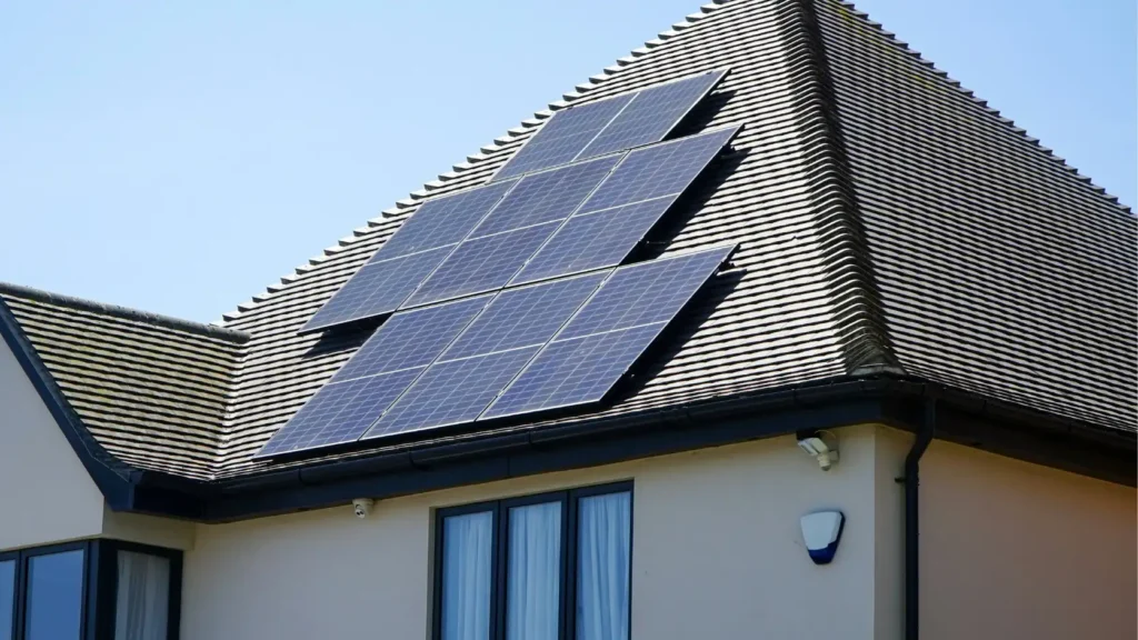 Instalación de placas solares fotovoltaicas en el tejado de una vivienda unifamiliar para reducir el consumo eléctrico.