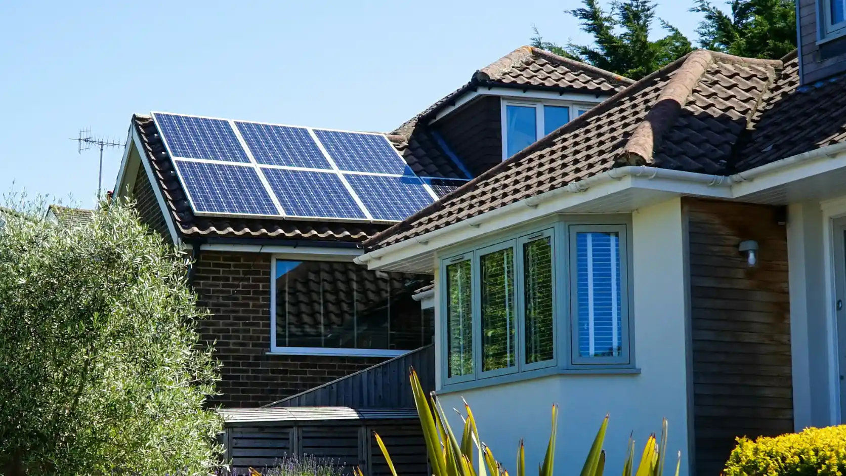Aerotermia con placas solares fotovoltaicas: cuánto se ahorra de verdad con la combinación (2026)