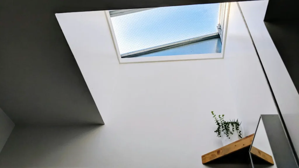 Ventana moderna de alta eficiencia energética, clave para reducir el consumo antes de instalar un equipo de climatización.
