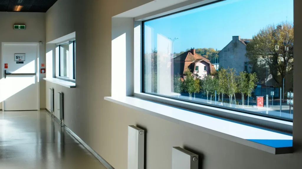 Ventana moderna con doble acristalamiento para mejorar el aislamiento térmico y reducir la demanda de la vivienda.