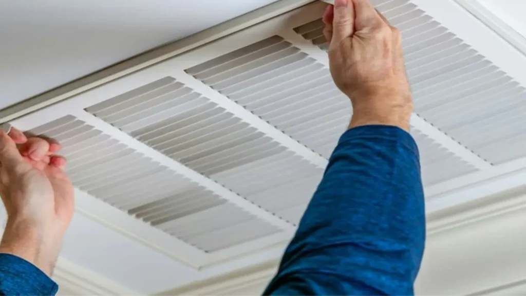 Equipo fancoil moderno y minimalista, la solución de aerotermia ideal para segundas residencias que necesitan climatización rápida.