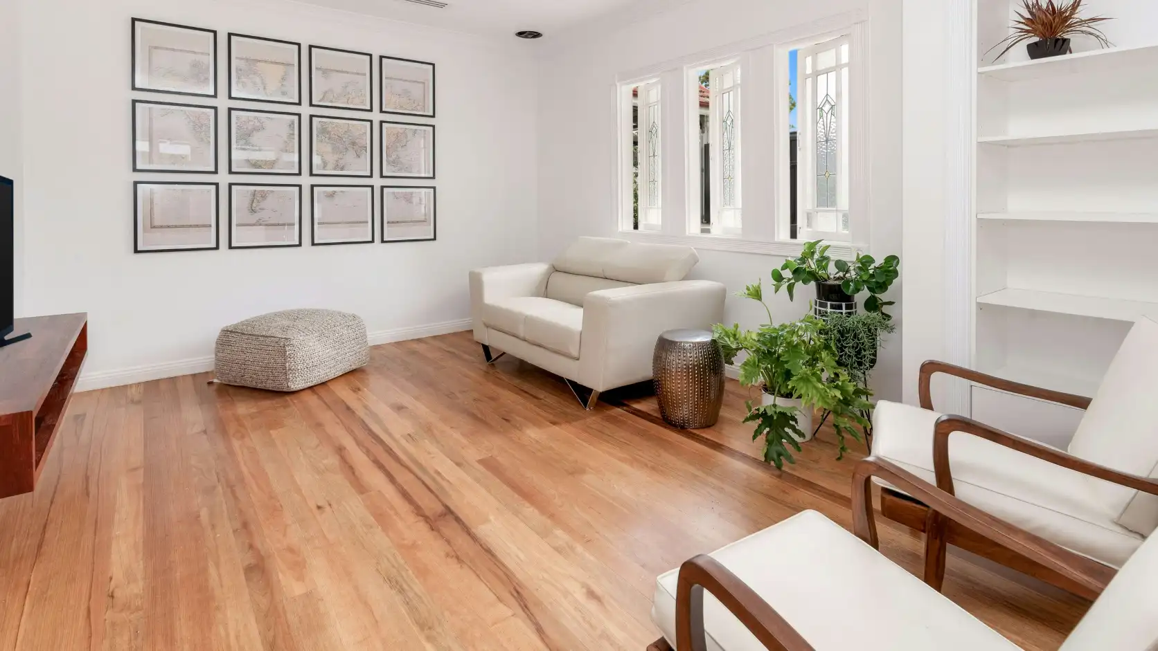 Salón minimalista con confort térmico invisible, ideal para ilustrar la elección entre suelo radiante y fancoils con aerotermia.