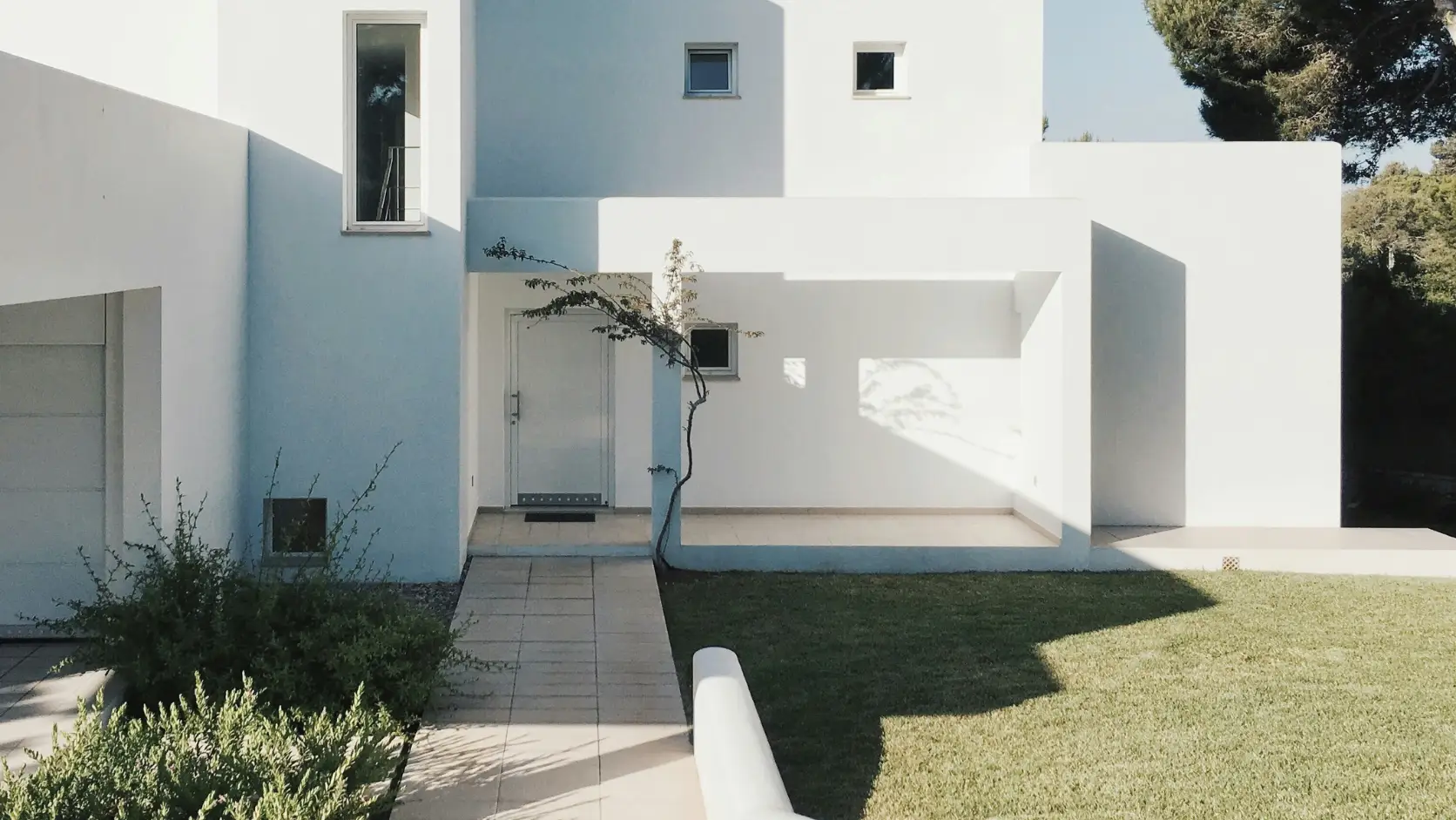Vivienda unifamiliar moderna y eficiente, el escenario habitual donde la aerotermia demuestra ser más rentable que la geotermia.
