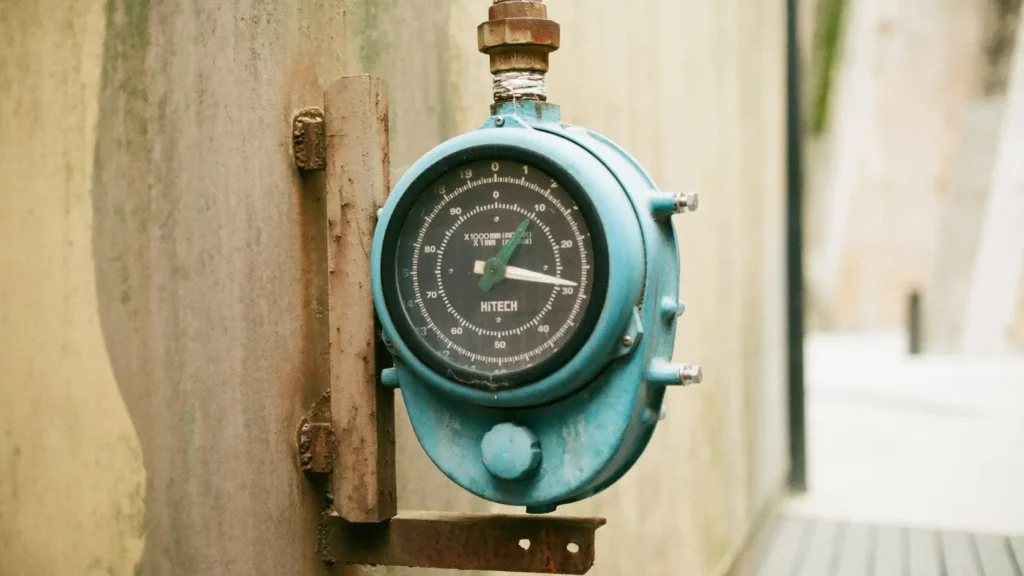Manómetro indicando la presión del circuito hidráulico en una instalación de calefacción.
