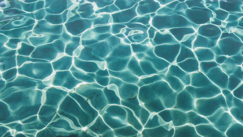 Superficie del agua de una piscina climatizada, ideal para retener el calor nocturno utilizando una manta térmica.