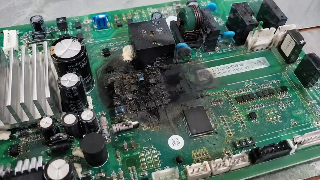 Placa electrónica Inverter de aerotermia quemada por una subida de tensión en la red eléctrica.