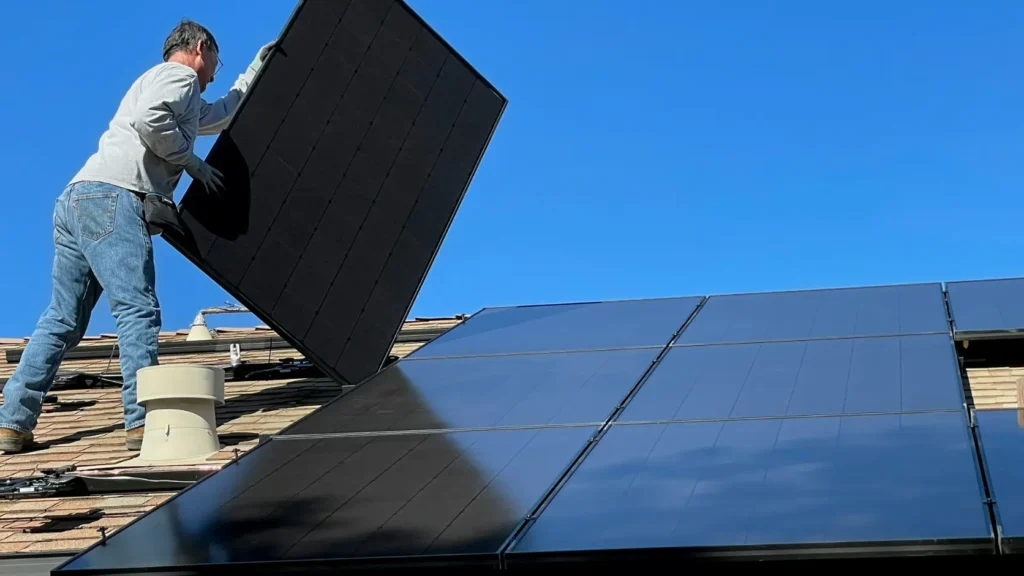 Instalación de placas solares fotovoltaicas en un tejado para reducir el consumo eléctrico.