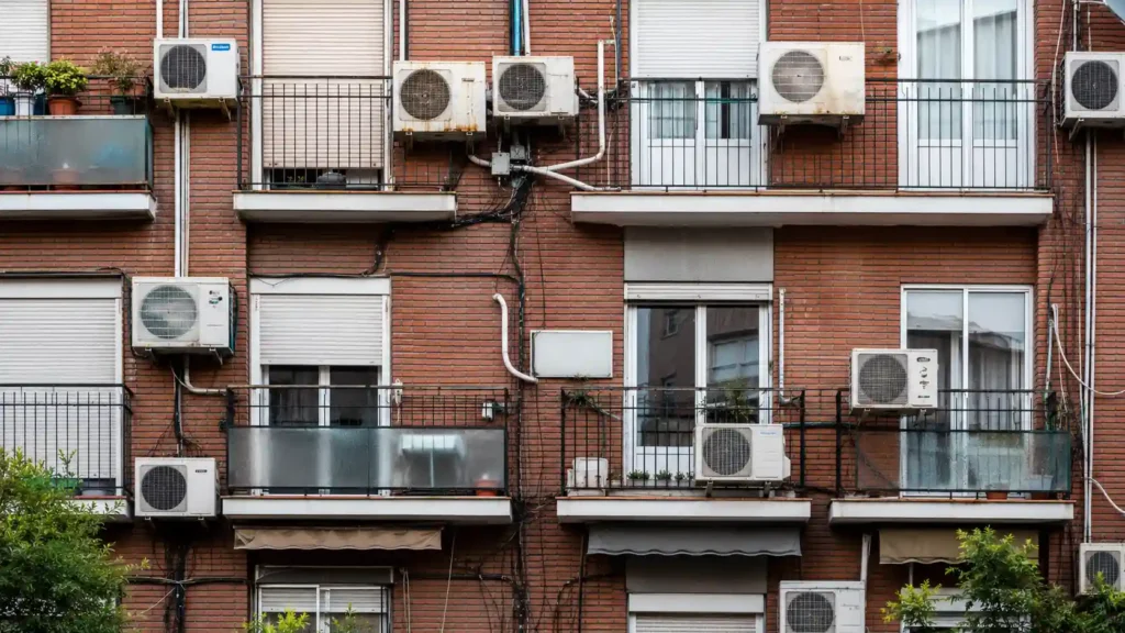 El problema estético de las unidades exteriores en las fachadas de las comunidades de vecinos