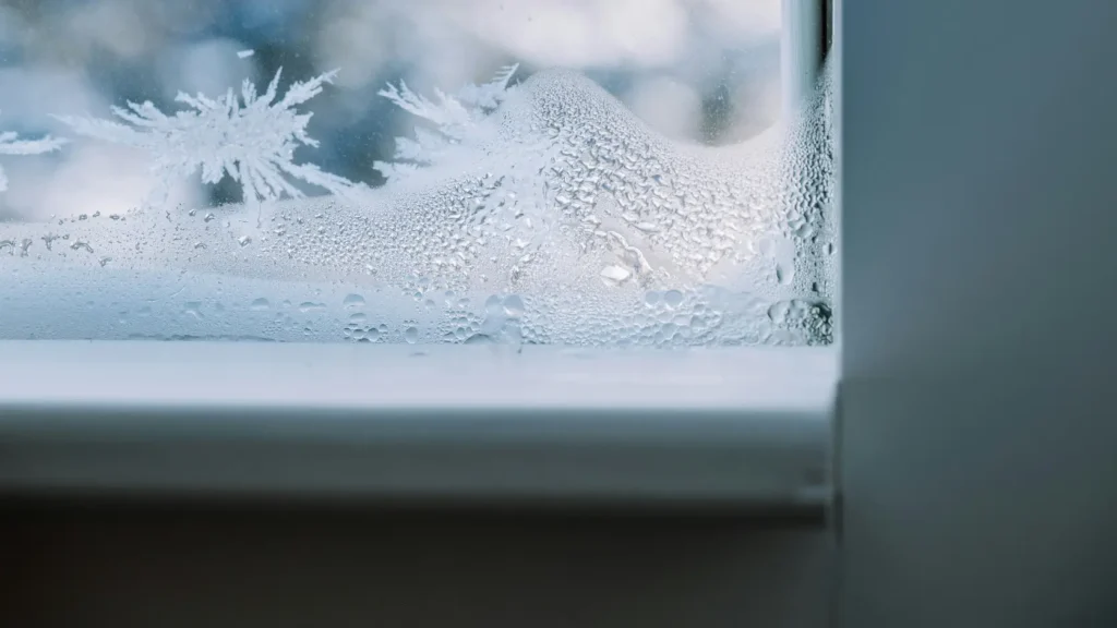 Bajas temperaturas invernales en el exterior, el factor clave que determina el SCOP y el rendimiento real de la calefacción.