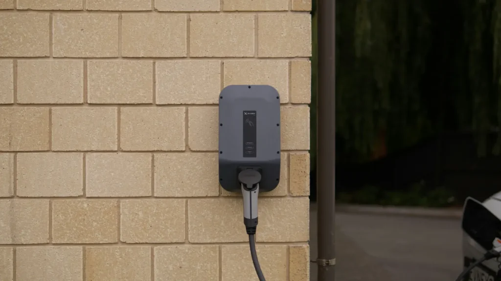 Módulo de batería de litio instalado en pared de garaje junto a cuadro eléctrico sin logos, representando la inversión real de una batería física frente a la alternativa virtual gratuita