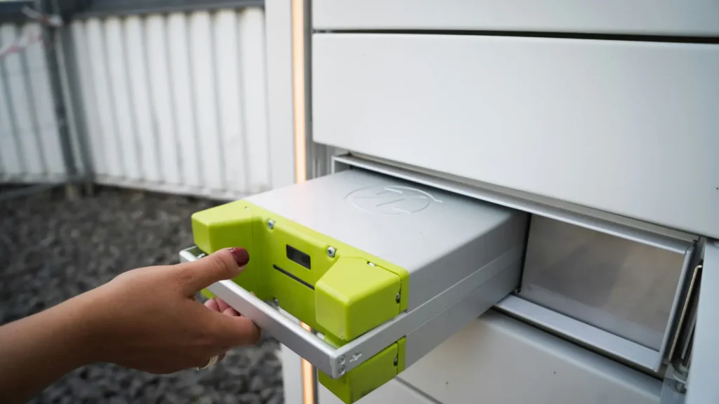 Módulos de batería de litio LFP apilados en rack de pared sin logos visibles, representando el coste real por kWh instalado de los sistemas de almacenamiento solar residencial en 2026