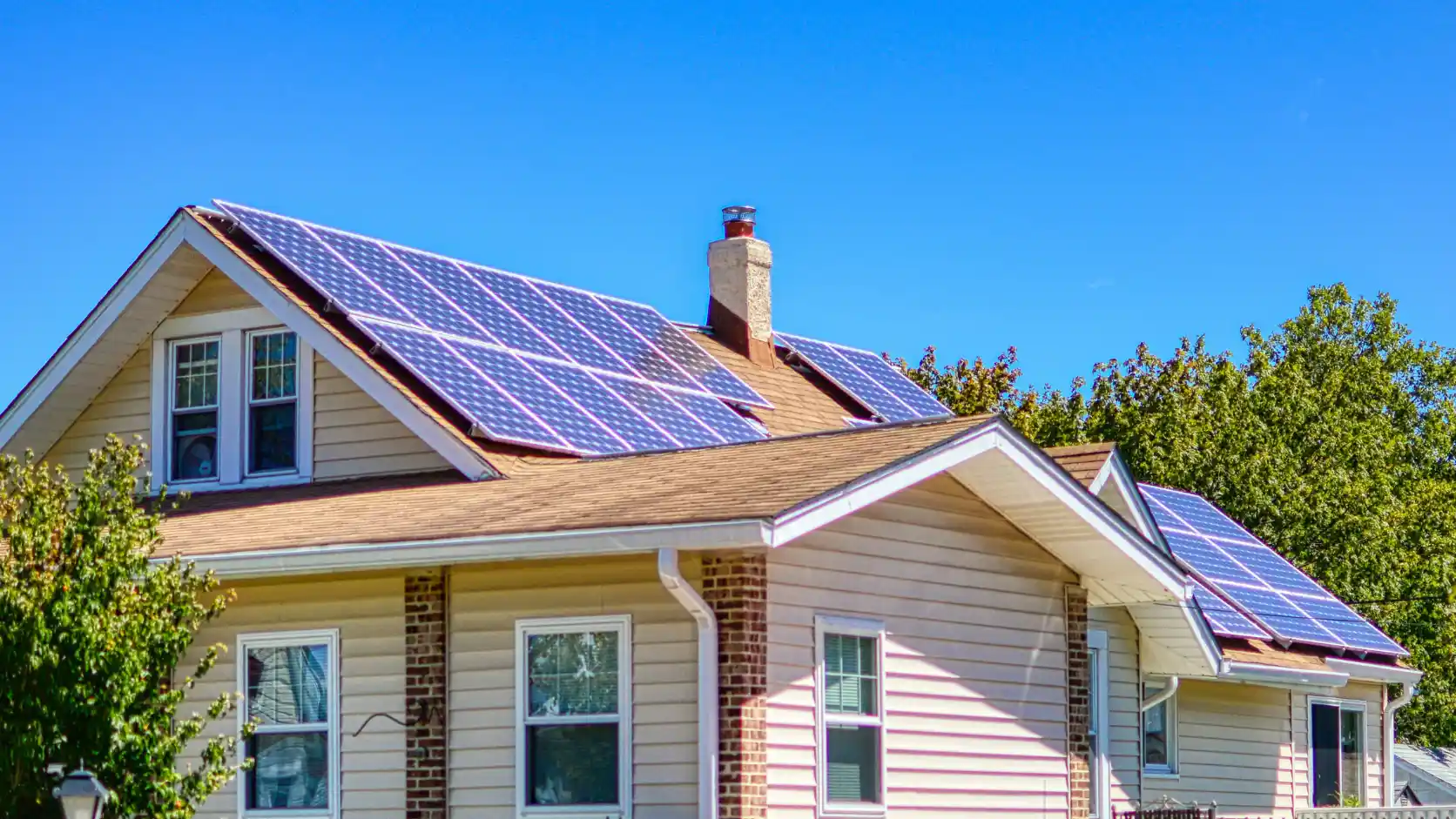 Tejado de vivienda unifamiliar con una instalación de placas solares correctamente dimensionada para su consumo real.