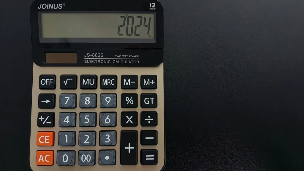 Primer plano de factura eléctrica sobre mesa con calculadora sin datos personales visibles, representando el precio irrisorio de compensación de excedentes solares