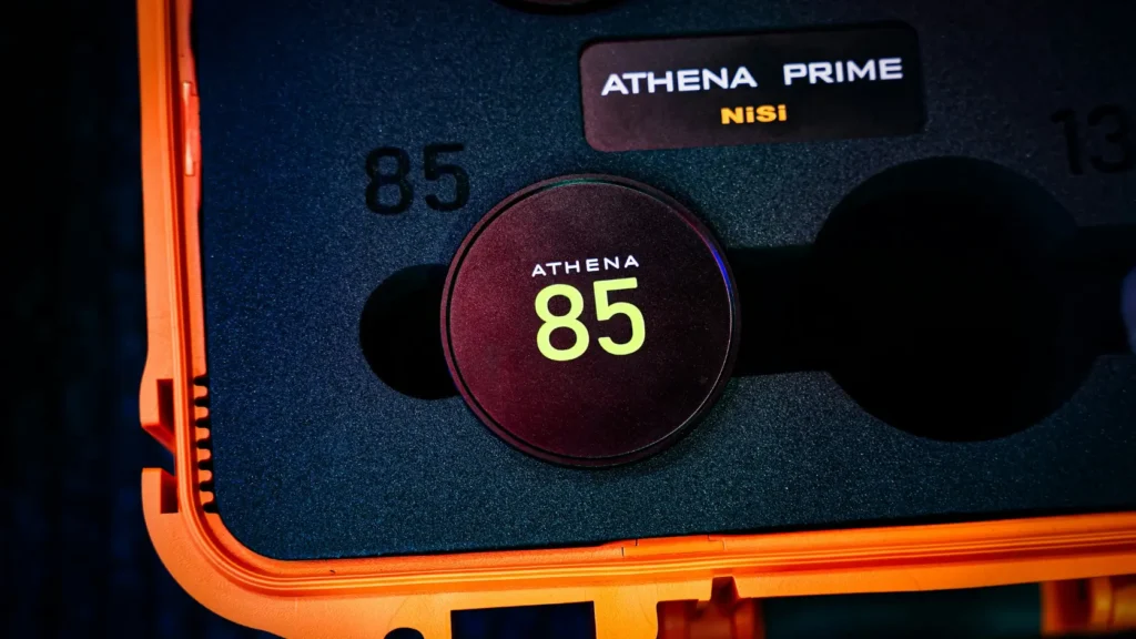 Pantalla de inversor híbrido mostrando menú de configuración de prioridades de carga, representando la optimización necesaria para que aerotermia y batería trabajen con la máxima eficiencia