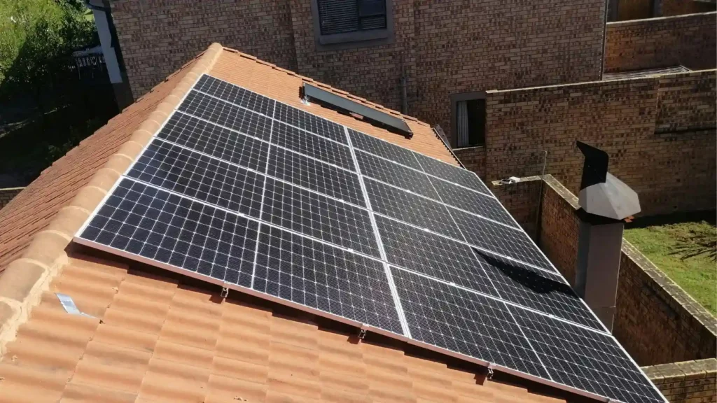 Instalación fotovoltaica correctamente dimensionada en tejado de vivienda unifamiliar con paneles en perfecto estado