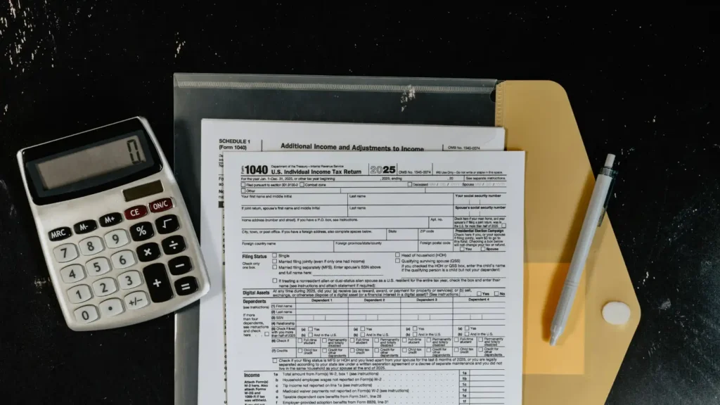 Factura de luz sobre mesa con calculadora al lado, sin datos personales visibles, representando los costes fijos de una instalación solar