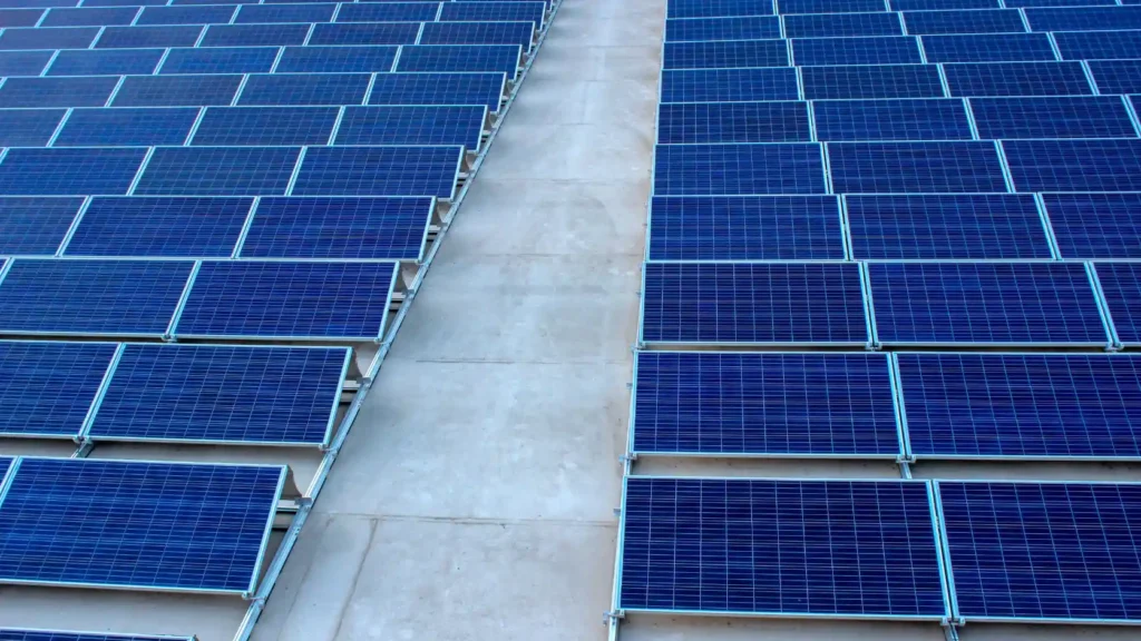 Detalle técnico de celdas de panel solar fotovoltaico visto de cerca sin logos, ilustrando las diferencias entre garantía de producto y de rendimiento