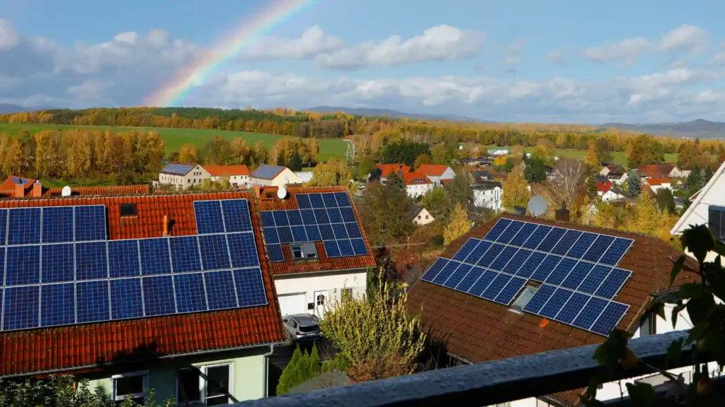 Panel solar en tejado de vivienda unifamiliar, ilustrando el proceso de instalación por fases de aerotermia y fotovoltaica