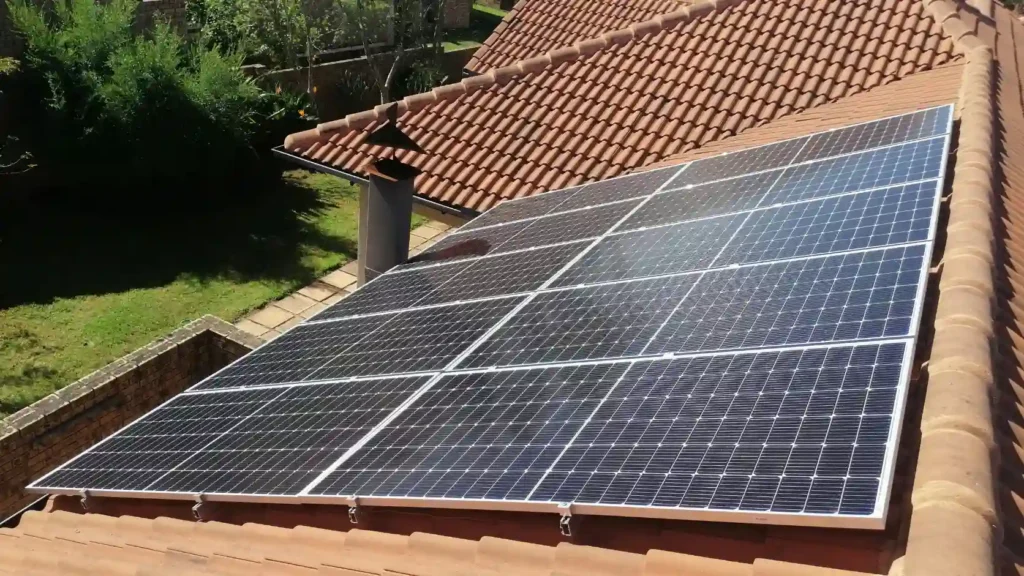 Vista general de tejado de vivienda con instalación fotovoltaica completa y ordenada bajo buena iluminación natural, representando el resultado de un presupuesto solar honesto
