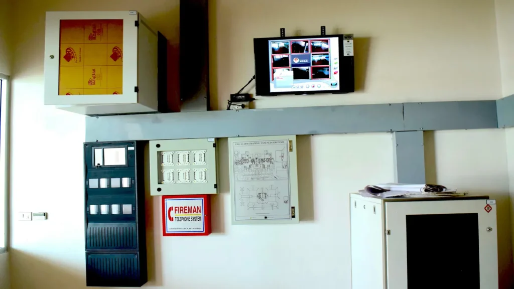 Inversor solar instalado en pared de cuarto técnico sin logos visibles, representando el componente con mayor riesgo de avería y la importancia de su garantía