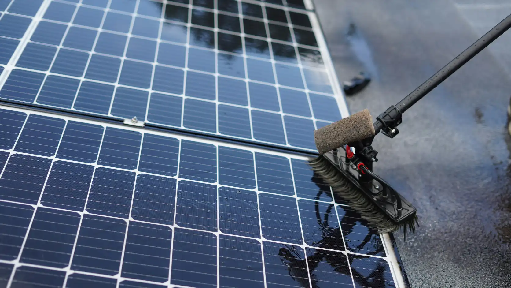 Técnico realizando labores de mantenimiento y revisión del inversor en una instalación de placas solares residenciales.