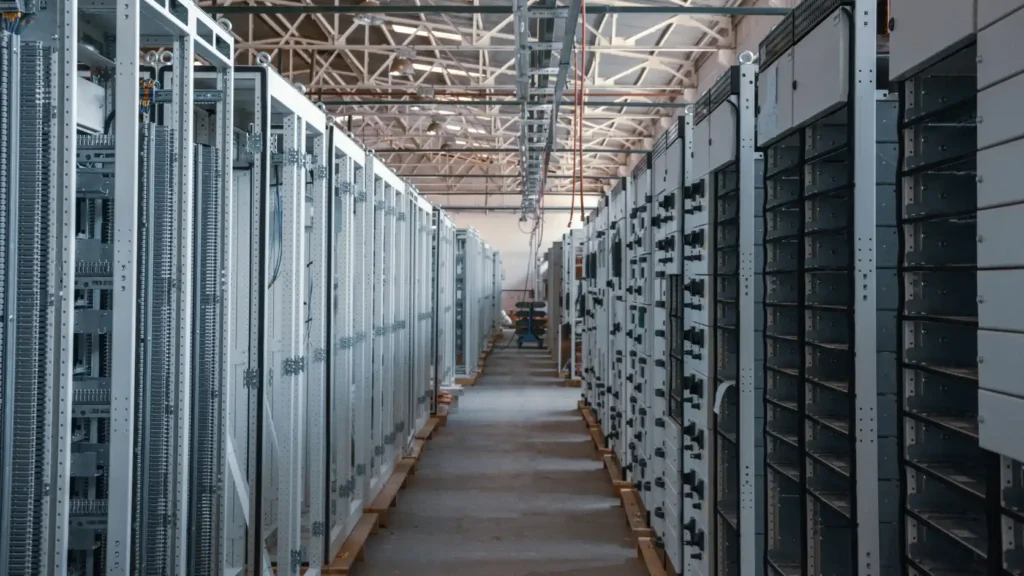 Módulos de batería de almacenamiento solar apilados en rack de pared, representando las opciones de sistemas LFP del mercado en 2026