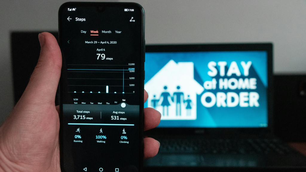 Persona revisando datos de producción solar en tablet sin logos visibles, representando la monitorización preventiva del inversor para detectar señales de fallo antes de la avería
