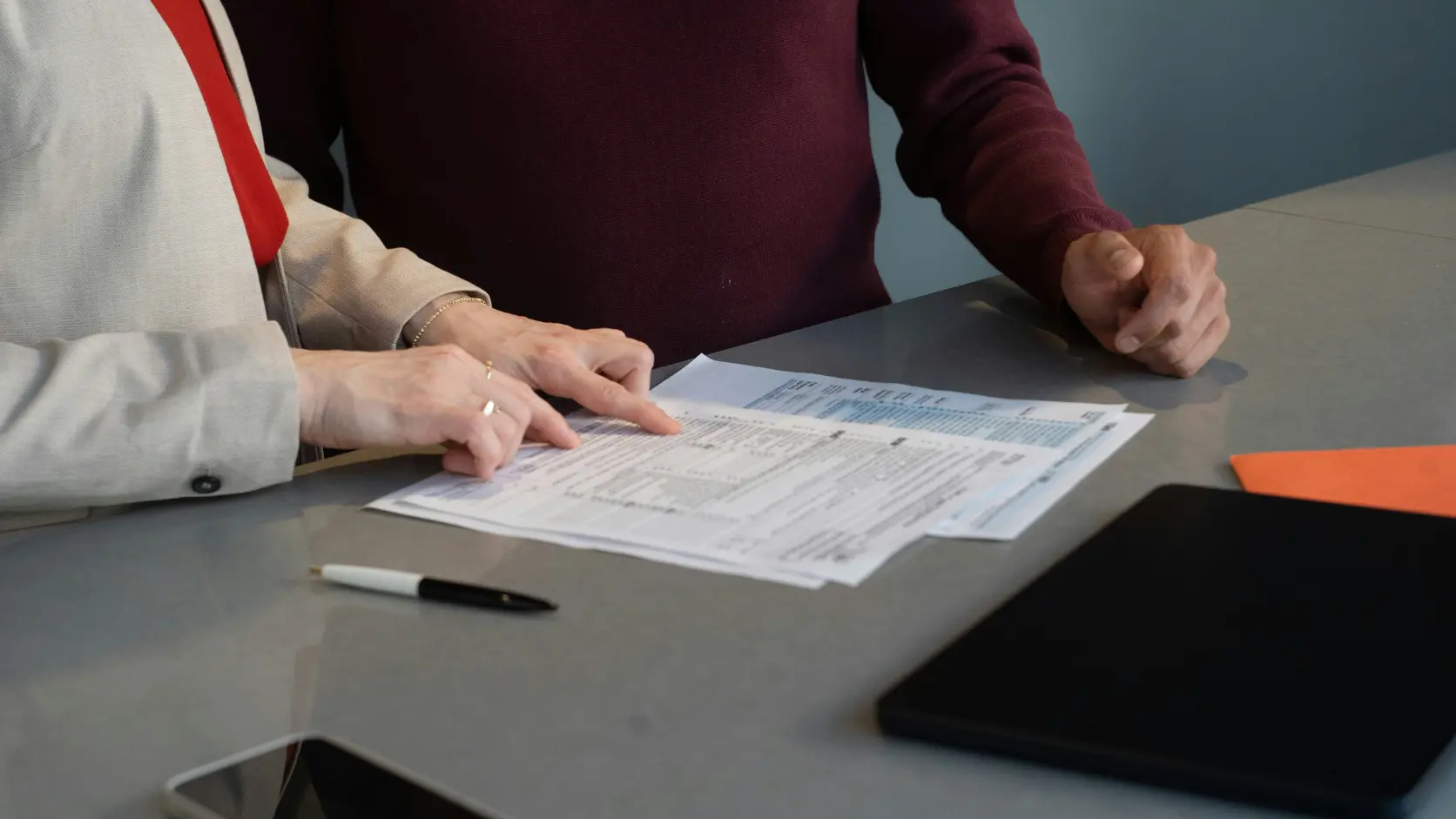 Persona revisando un presupuesto de placas solares con una calculadora para detectar sobrecostes.