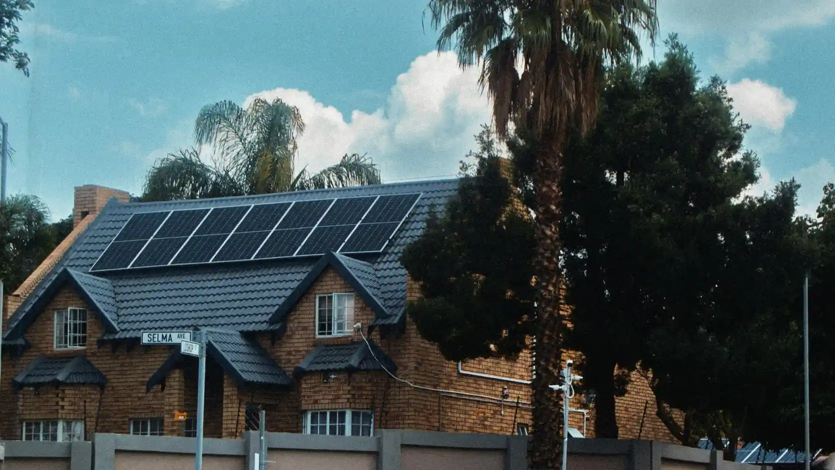 Casa residencial con instalación de placas solares ilustrando la comparativa financiera entre compra, financiación o renting fotovoltaico.