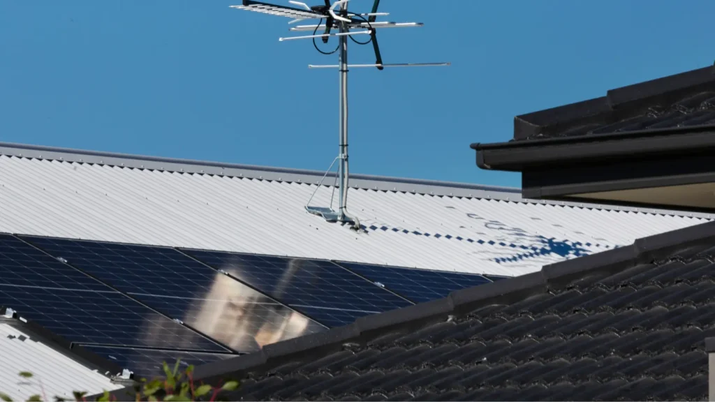 Instalación solar fotovoltaica completa con inversor y módulo de baterías en cuarto de instalaciones doméstico, mostrando el sistema integrado de autoconsumo con almacenamiento