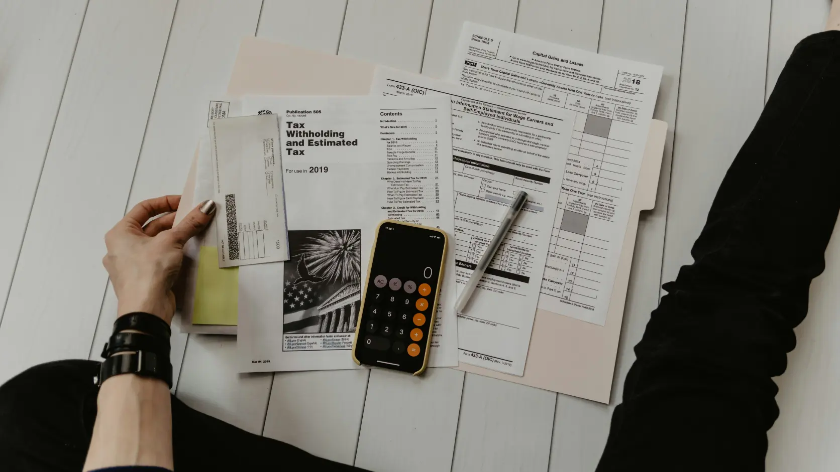Documentos oficiales y calculadora sobre una mesa para analizar la letra pequeña, impuestos y plazos reales de las subvenciones para placas solares en 2026.