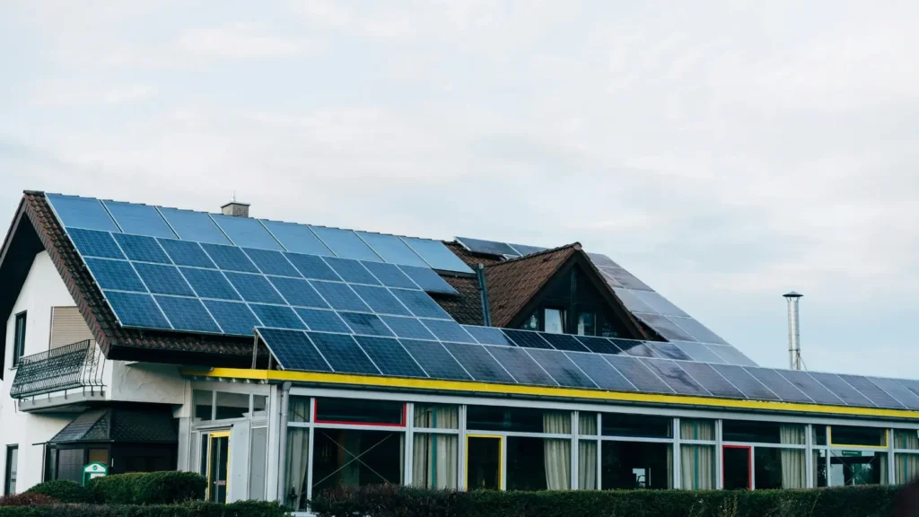 Tejado de vivienda unifamiliar orientado al sur con paneles solares instalados y sin sombras, contexto donde el inversor string convencional es suficiente